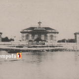 Una di queste era Villa Aurora, costruita nei primi anni del 900 dal conte altamurano Vincenzo Sabini. La raffinata abitazione affacciava direttamente sul mare... 
